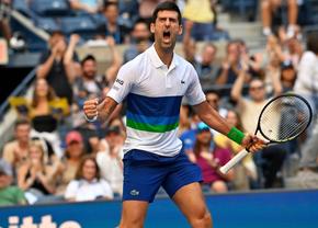 „Mai întâi îți ia picioarele, apoi sufletul!” » Novak Djokovic pierde din nou set, dar e la 3 meciuri distanță să facă istorie!