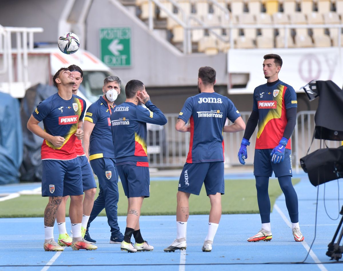 Antrenamentul oficial al României la Skopje, cu 17 fotbaliști » Rădoi s-a băgat la joc + Ultimele detalii de la trimișii GSP