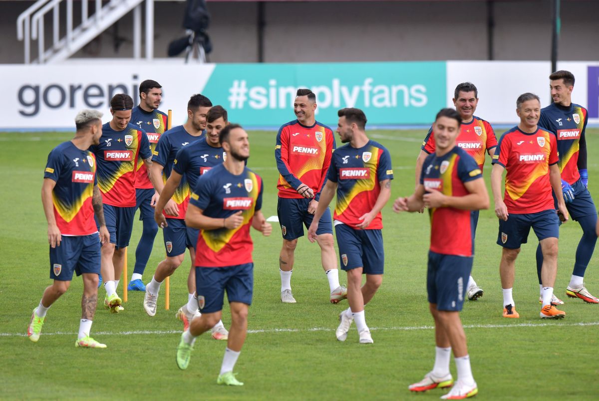 Antrenamentul oficial al României la Skopje, cu 17 fotbaliști » Rădoi s-a băgat la joc + Ultimele detalii de la trimișii GSP