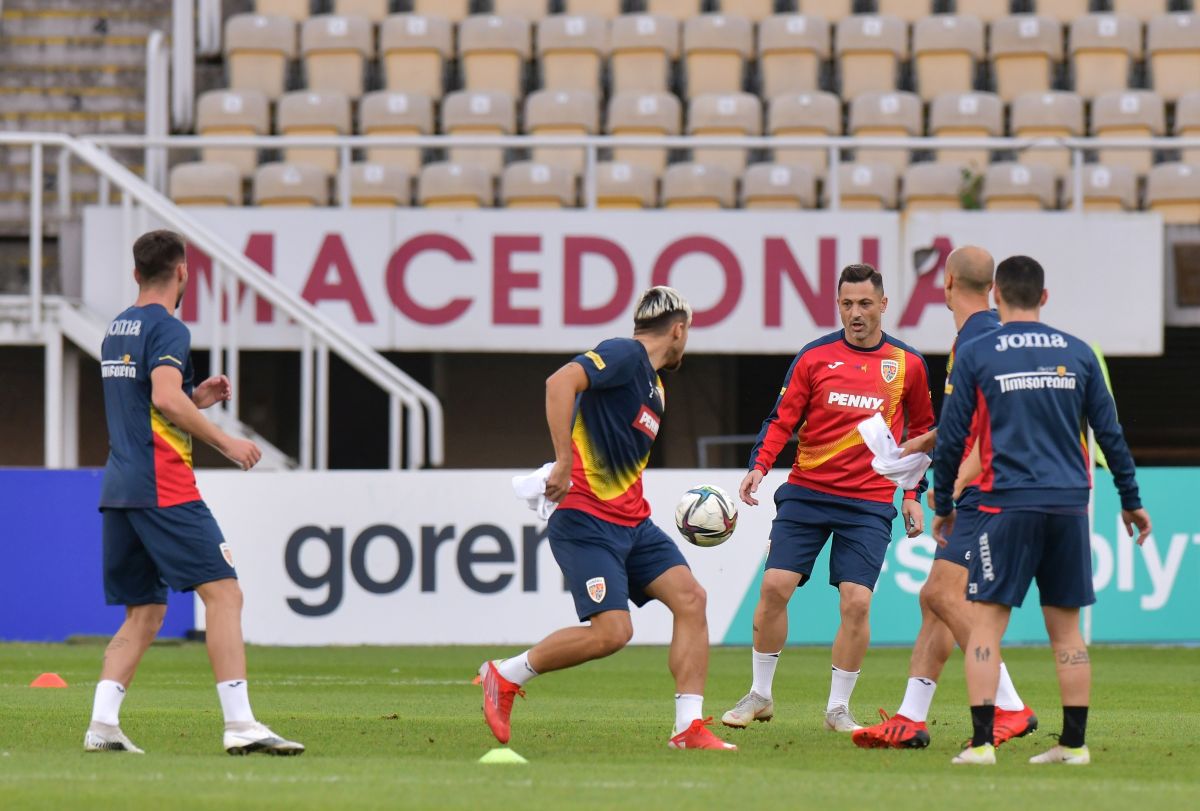 Antrenamentul oficial al României la Skopje, cu 17 fotbaliști » Rădoi s-a băgat la joc + Ultimele detalii de la trimișii GSP