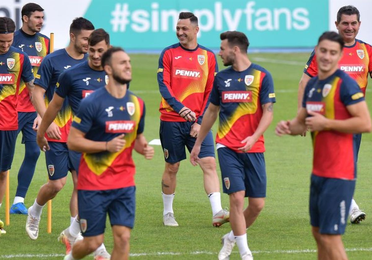 Antrenamentul oficial al României la Skopje, cu 17 fotbaliști » Rădoi s-a băgat la joc + Ultimele detalii de la trimișii GSP