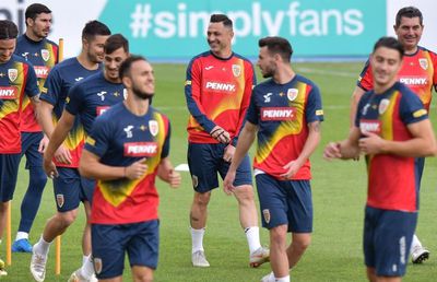 Antrenamentul oficial al României la Skopje, cu 17 fotbaliști » Rădoi s-a băgat la joc + Ultimele detalii de la trimișii GSP