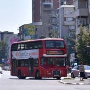 „Double deckers” în Skopje. Autobuze roșii, supraetajate, ca-n Londra, în centrul orașului