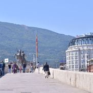 Statuia lui Alexandru Macedon și Crucea Mileniului de pe Muntele Vodno, pe fundal