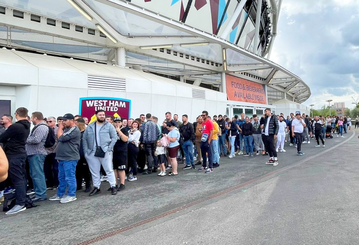 WEST HAM - FCSB, coadă la casele de bilete