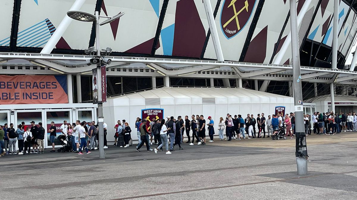 WEST HAM - FCSB, coadă la casele de bilete