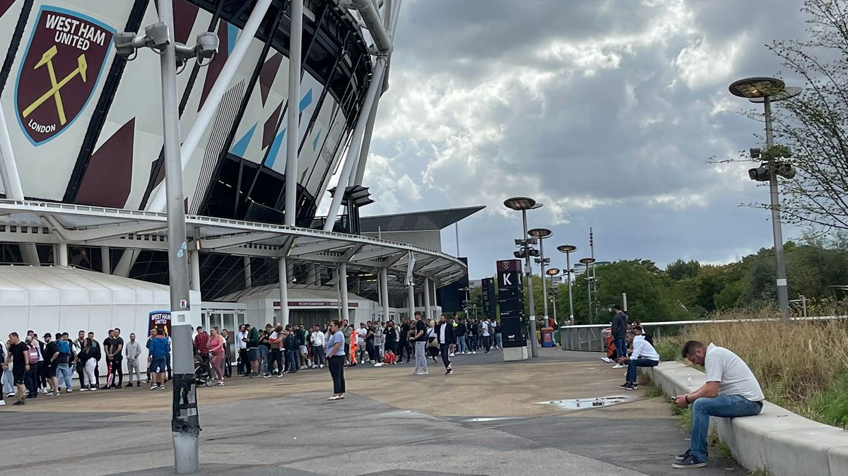 WEST HAM - FCSB, coadă la casele de bilete