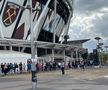 Românii au stat la cozi de 400 de metri la casele de la London Stadium » De ce au întârziat englezii vânzarea tichetelor