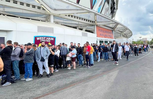 Românii au stat la cozi de 400 de metri la casele de la London Stadium » De ce au întârziat englezii vânzarea tichetelor