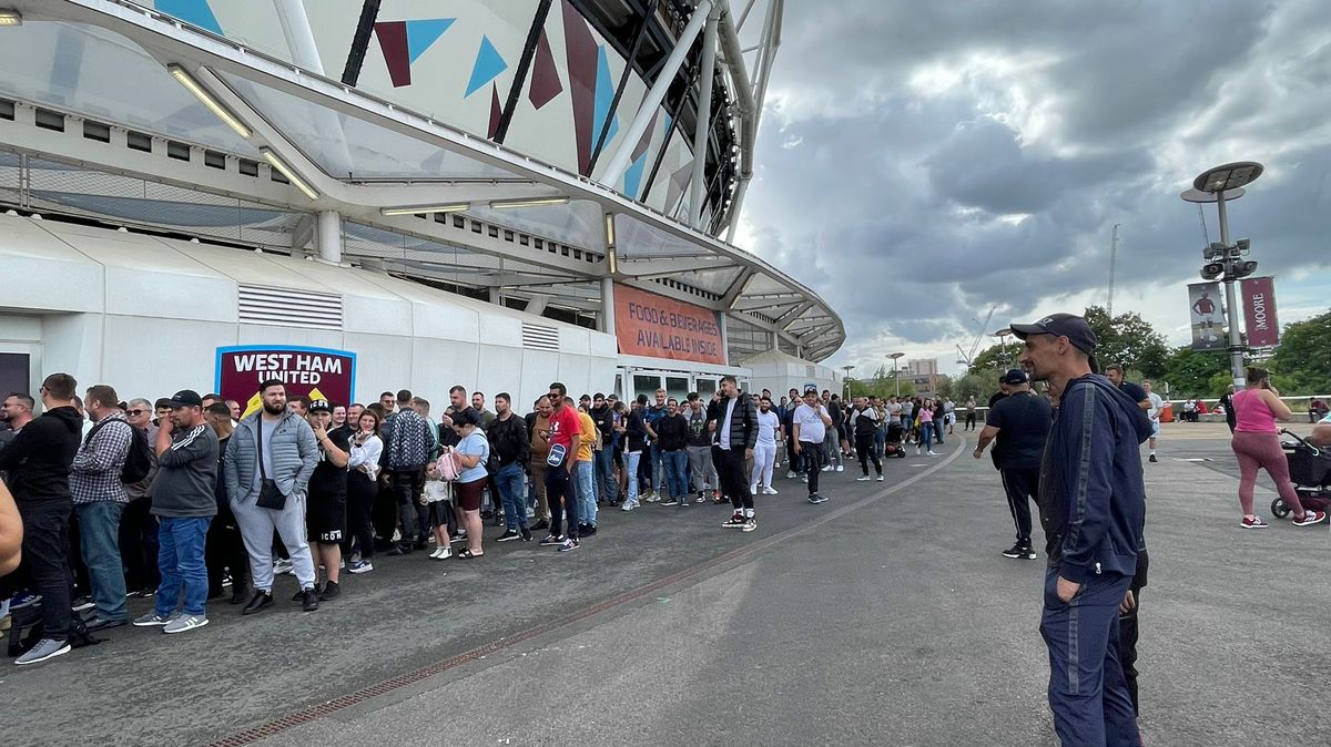 WEST HAM - FCSB, coadă la casele de bilete