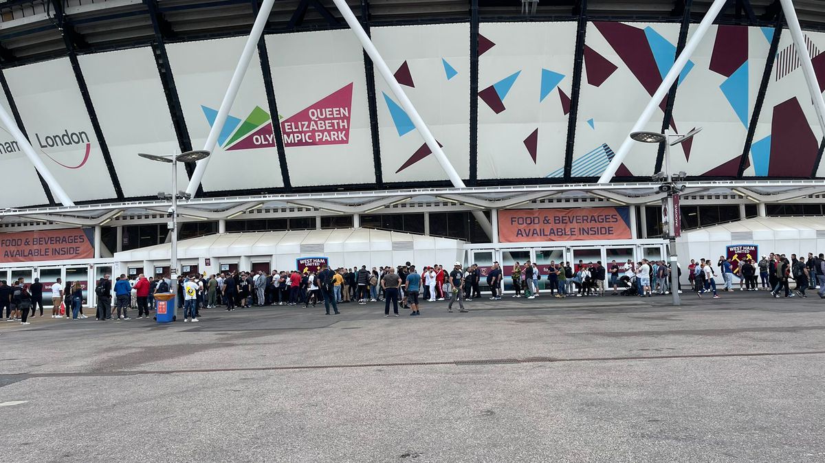 WEST HAM - FCSB, coadă la casele de bilete