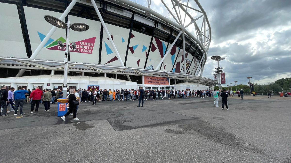 Românii au stat la cozi de 400 de metri la casele de la London Stadium » De ce au întârziat englezii vânzarea tichetelor