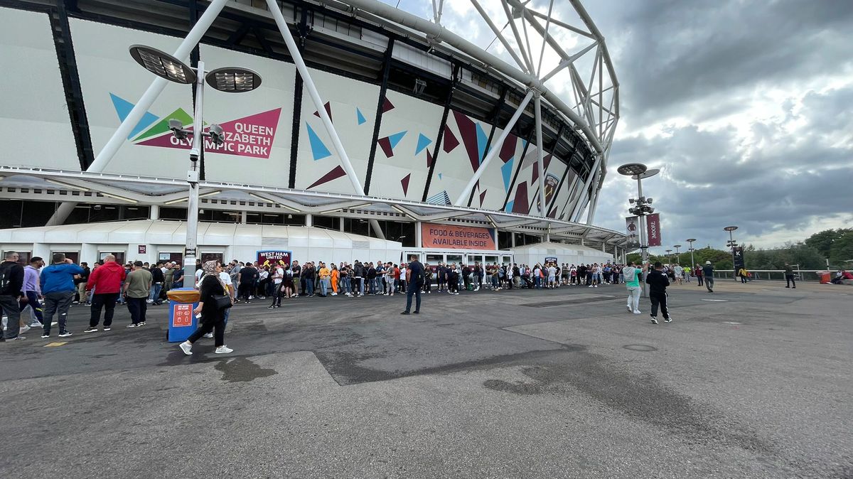 WEST HAM - FCSB, coadă la casele de bilete