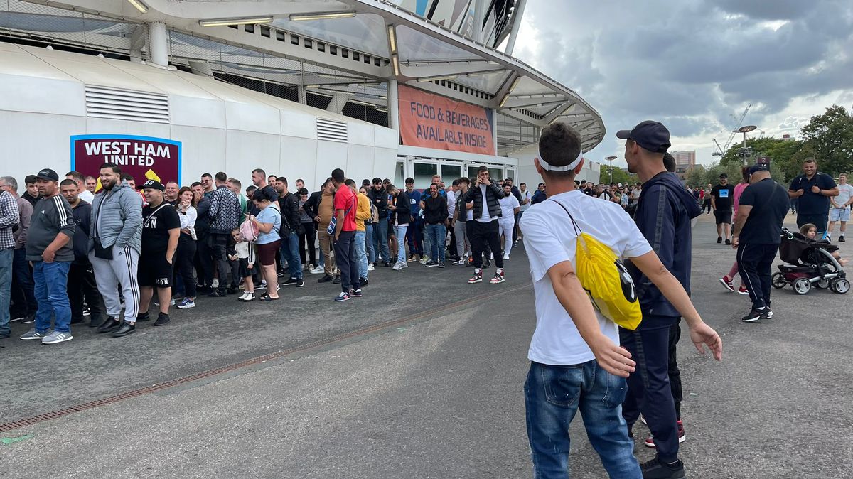 WEST HAM - FCSB, coadă la casele de bilete