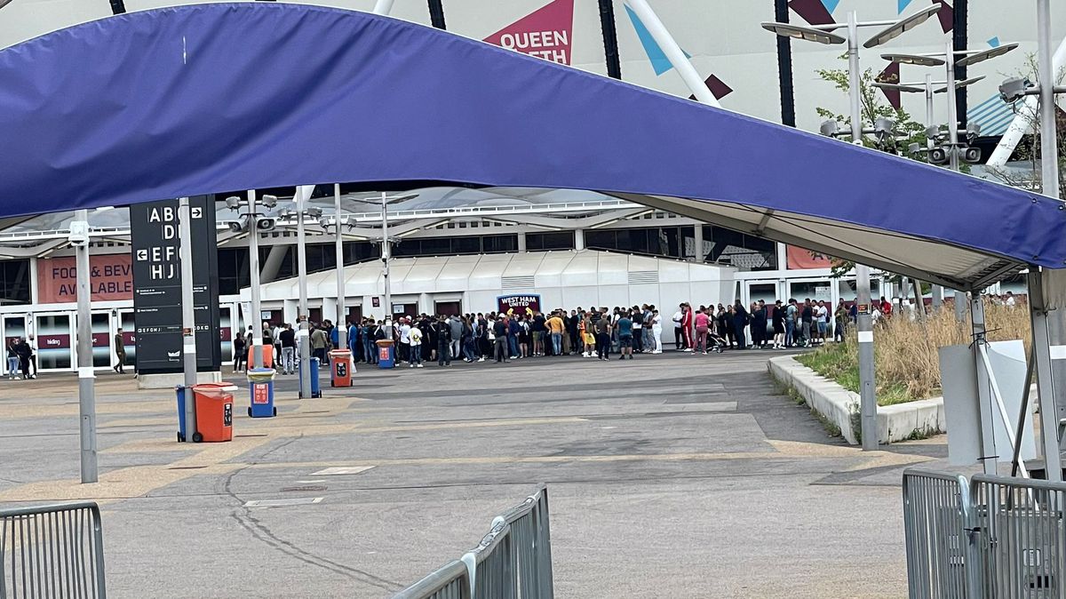 WEST HAM - FCSB, coadă la casele de bilete