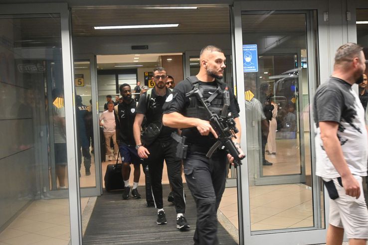 Jucătorii Israelului au fost păziți cu arma la sosirea în România/ foto: GSP