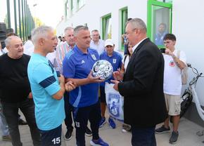 Scene comice la inaugurarea noii baze din Dolj » Cum a fost fotografiat Marius Croitoru, în timp ce penelistul Ciucă primea tricoul cu numărul 8, făcut celebru în Oltenia de legendarul Ilie Balaci