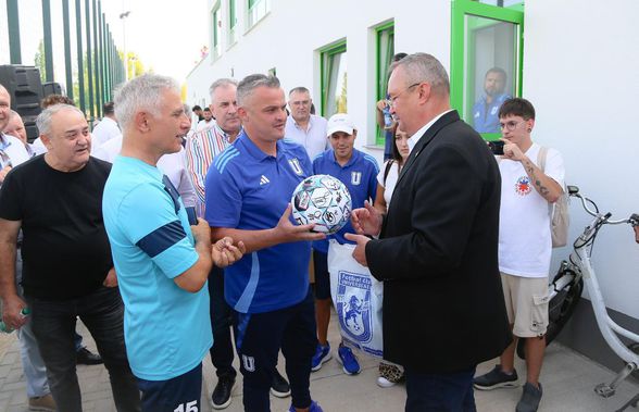 Scene comice la inaugurarea noii baze din Dolj » Cum a fost fotografiat Marius Croitoru, în timp ce penelistul Ciucă primea tricoul cu numărul 8, făcut celebru în Oltenia de legendarul Ilie Balaci