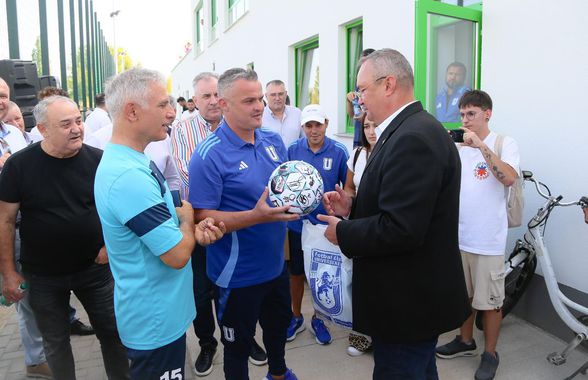 Scene comice la inaugurarea noii baze din Dolj » Cum a fost fotografiat Marius Croitoru, în timp ce penelistul Ciucă primea tricoul cu numărul 8, făcut celebru în Oltenia de legendarul Ilie Balaci