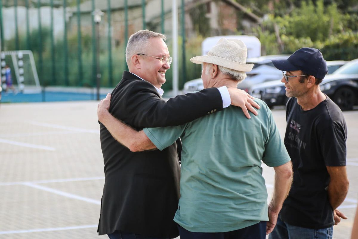 Scene comice la inaugurarea noii baze din Dolj » Cum a fost fotografiat Marius Croitoru, în timp ce penelistul Ciucă primea tricoul cu numărul 8, făcut celebru în Oltenia de legendarul Ilie Balaci