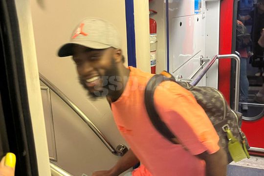 Sekou Sidibe, surprins de GSP în Gara de Nord, în timp ce lua trenul spre Craiova / FOTO: Carmen Dumitru