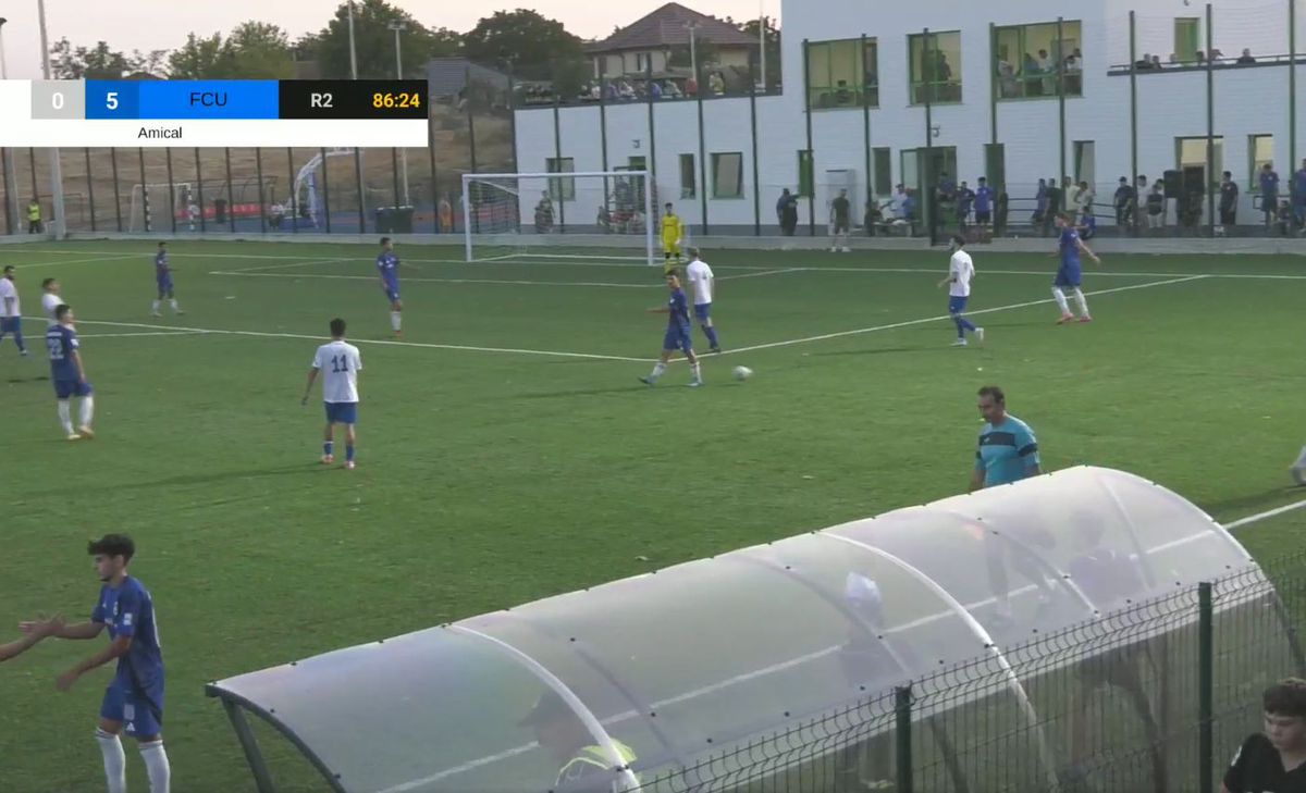 Scene comice la inaugurarea noii baze din Dolj » Cum a fost fotografiat Marius Croitoru, în timp ce penelistul Ciucă primea tricoul cu numărul 8, făcut celebru în Oltenia de legendarul Ilie Balaci