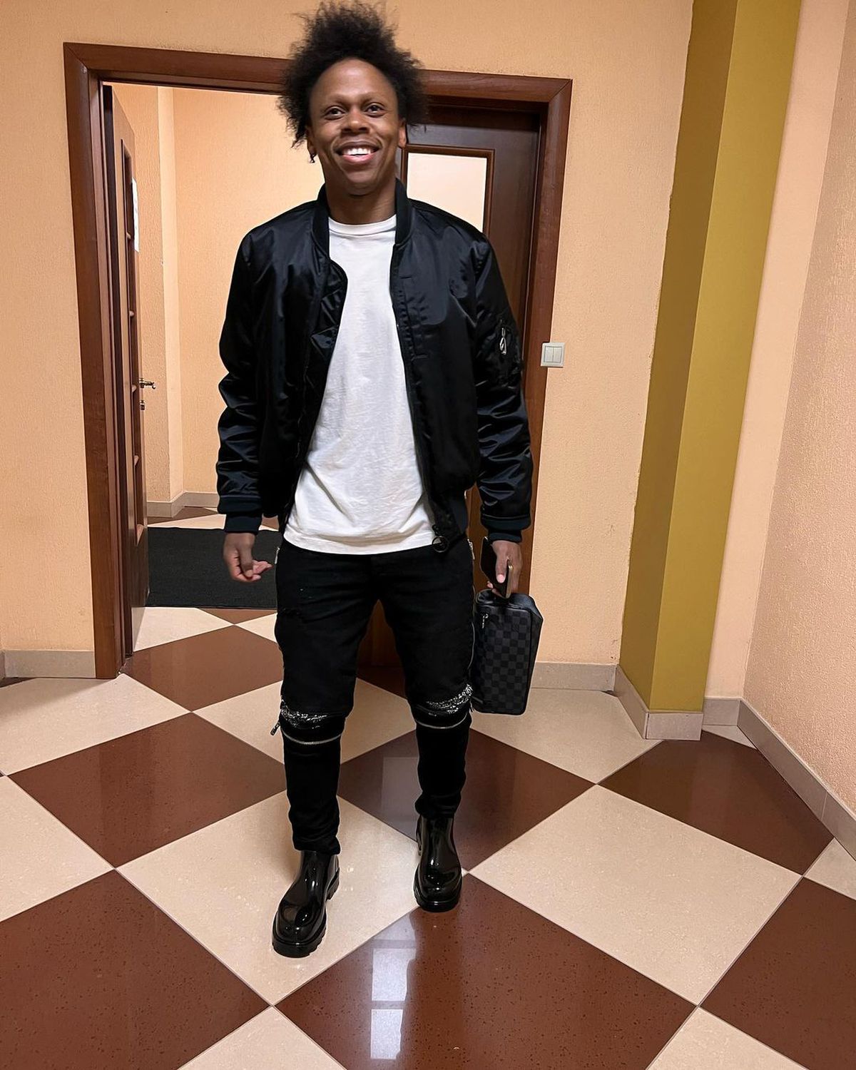 Camerunezul Clinton N'Jie, noul transfer al Rapidului. Foto: Instagram