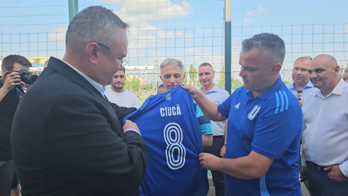 Scene comice la inaugurarea noii baze din Dolj » Cum a fost fotografiat Marius Croitoru, în timp ce penelistul Ciucă primea tricoul cu numărul 8, făcut celebru în Oltenia de legendarul Ilie Balaci