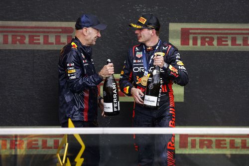 Adrian Newey și Max Verstappen pe podium în Canada 2023 / foto: Imago