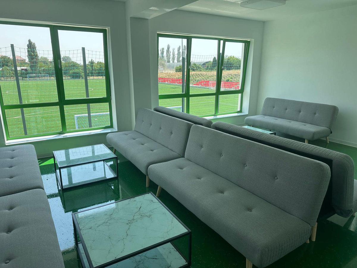 Scene comice la inaugurarea noii baze din Dolj » Cum a fost fotografiat Marius Croitoru, în timp ce penelistul Ciucă primea tricoul cu numărul 8, făcut celebru în Oltenia de legendarul Ilie Balaci