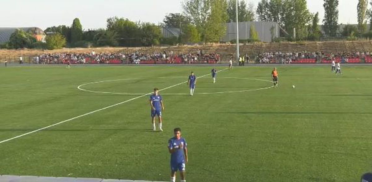 Scene comice la inaugurarea noii baze din Dolj » Cum a fost fotografiat Marius Croitoru, în timp ce penelistul Ciucă primea tricoul cu numărul 8, făcut celebru în Oltenia de legendarul Ilie Balaci