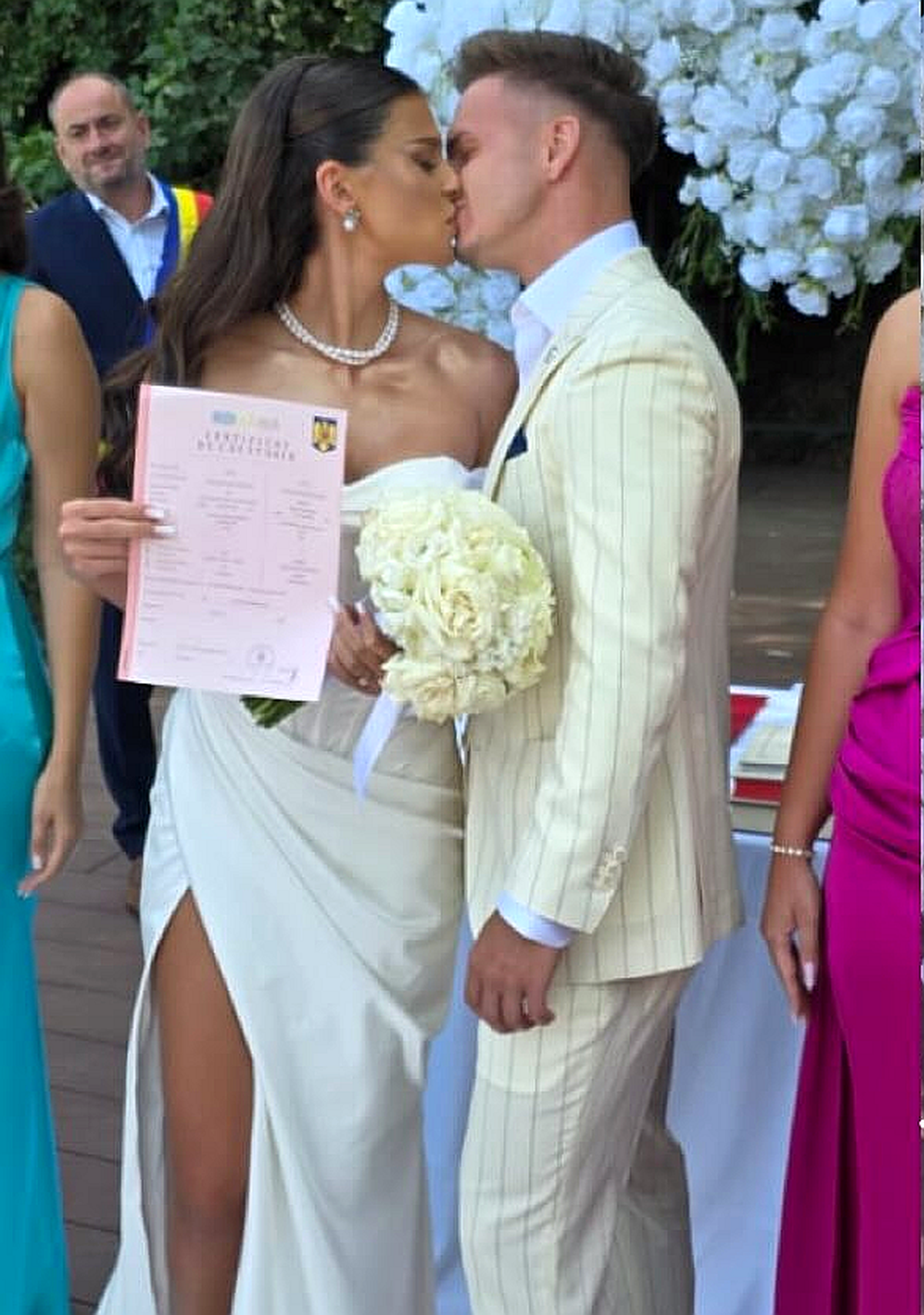 Nunta sezonului la Dinamo! Fotbalistul a făcut pasul cel mare: petrecere în stil ultras, cu torțe și scandări