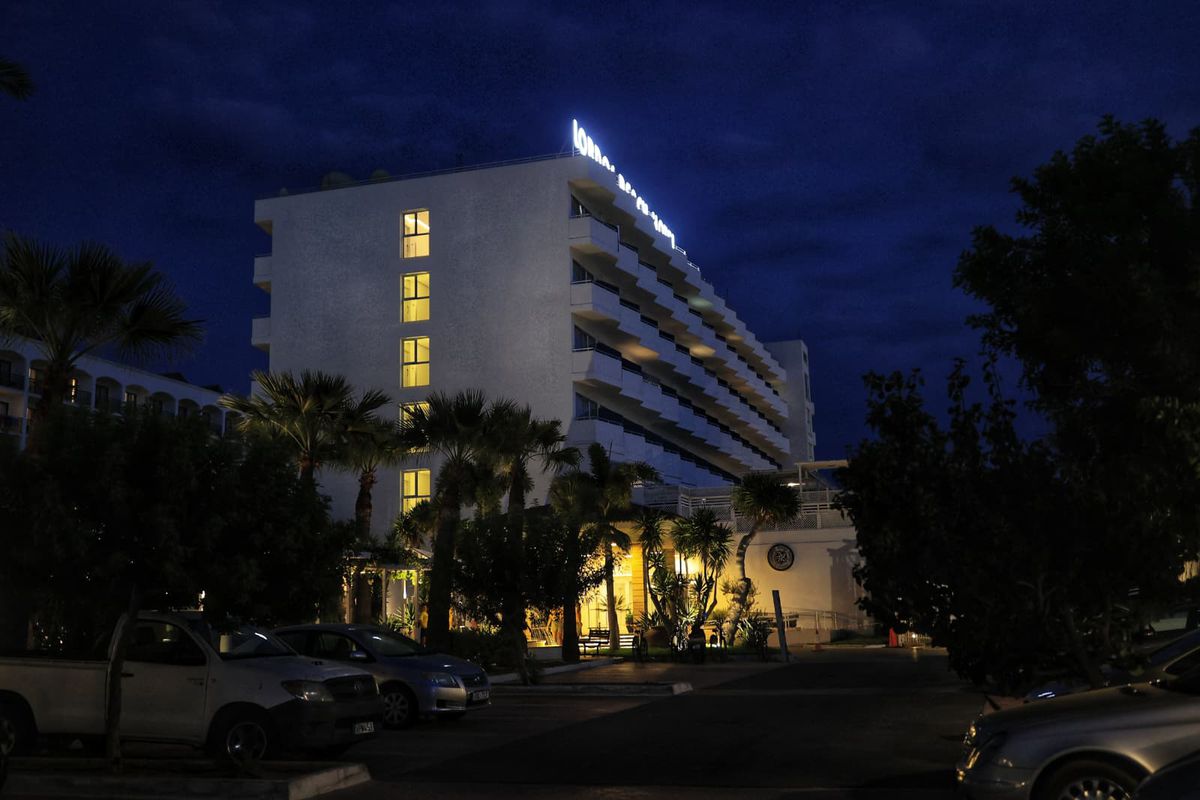 Naționala României, întâmpinată de zeci de oameni la hotel în Cipru » Un preot în sutană s-a strecurat printre suporteri și a avut un mesaj: „Emoționant!”