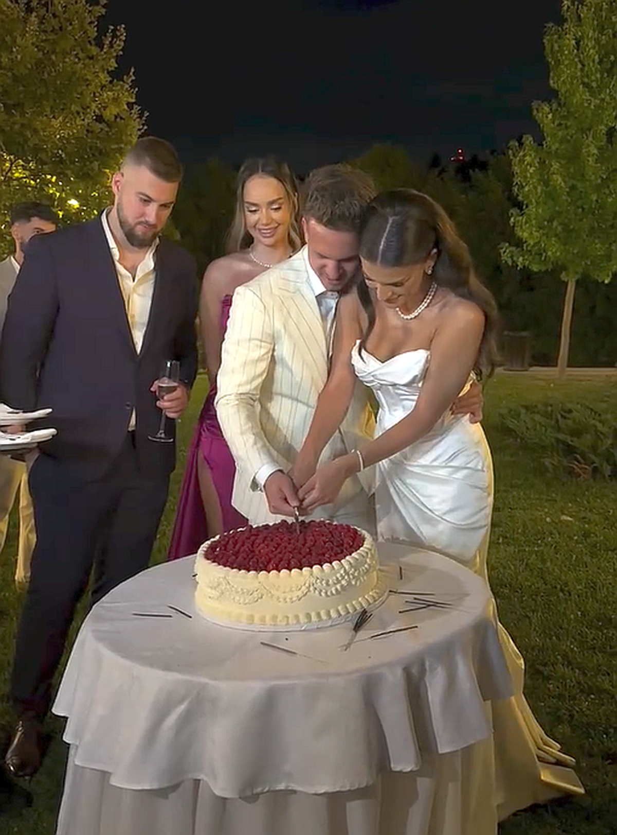 Nunta sezonului la Dinamo! Fotbalistul a făcut pasul cel mare: petrecere în stil ultras, cu torțe și scandări