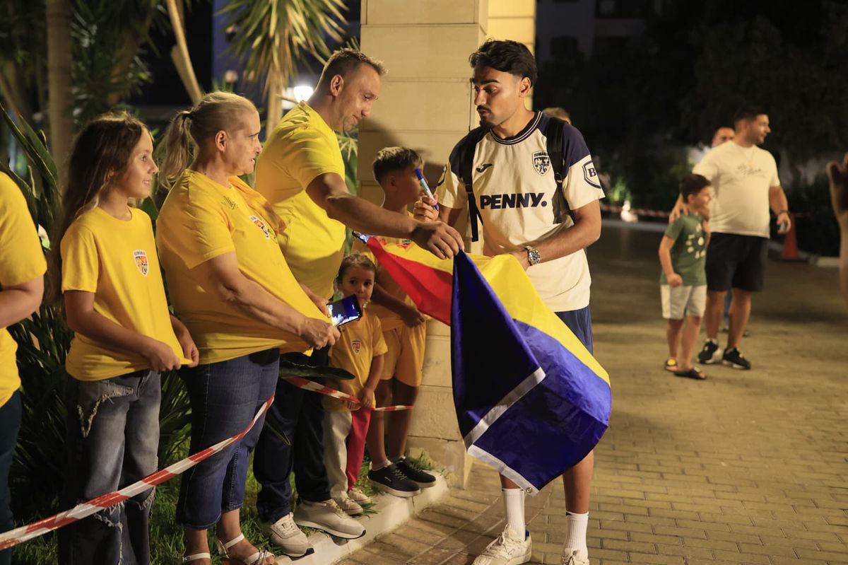 Naționala României, întâmpinată de zeci de oameni la hotel în Cipru » Un preot în sutană s-a strecurat printre suporteri și a avut un mesaj: „Emoționant!”