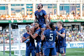 A devenit golgheterul ALL-TIME al naționalei Olandei și a fost purtat pe brațe de colegi!