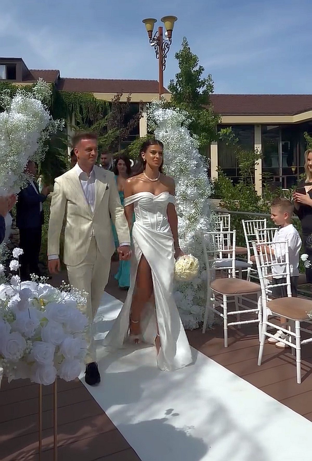 Nunta sezonului la Dinamo! Fotbalistul a făcut pasul cel mare: petrecere în stil ultras, cu torțe și scandări