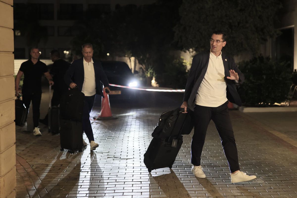 Naționala României, întâmpinată de zeci de oameni la hotel în Cipru » Un preot în sutană s-a strecurat printre suporteri și a avut un mesaj: „Emoționant!”