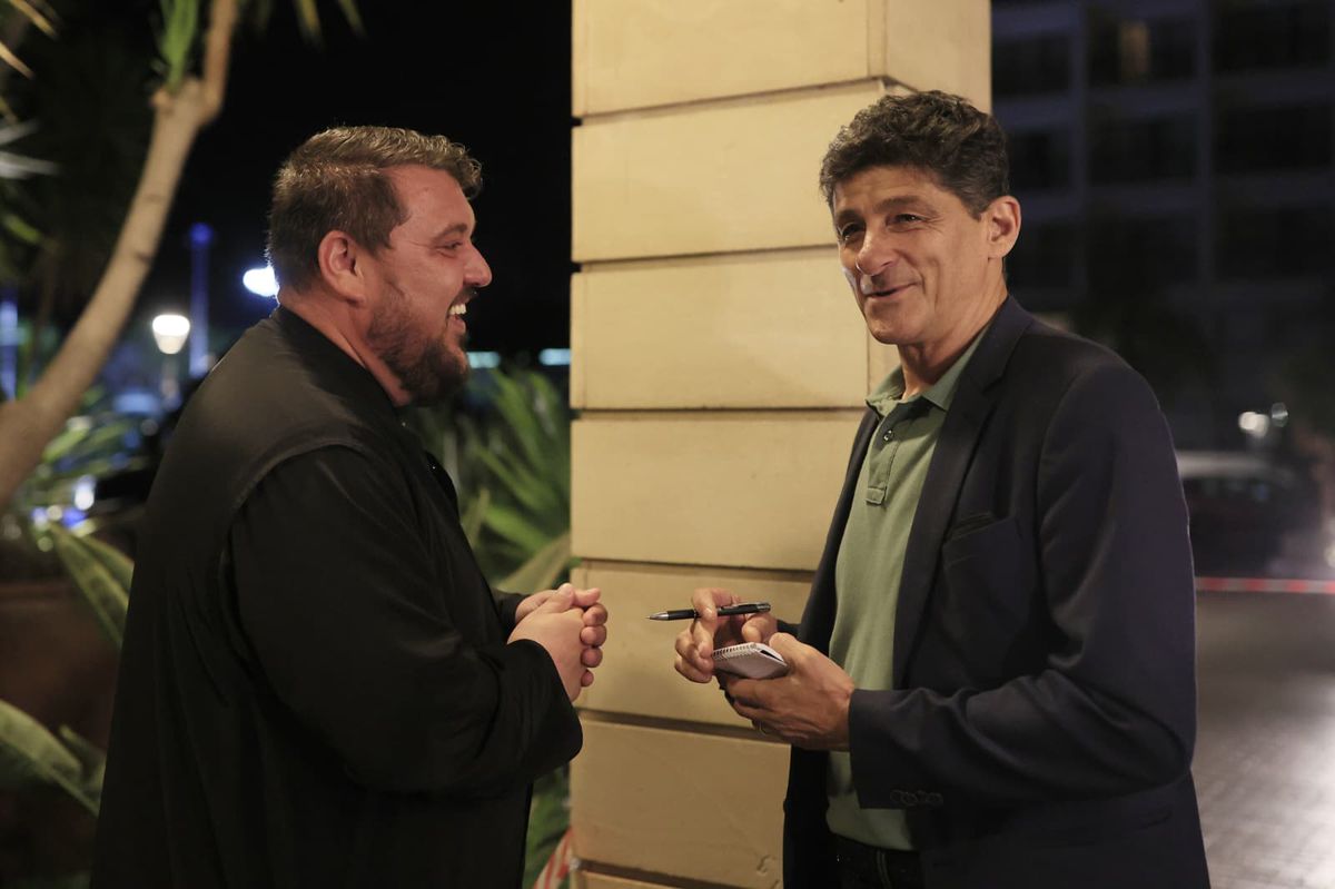 Naționala României, întâmpinată de zeci de oameni la hotel în Cipru » Un preot în sutană s-a strecurat printre suporteri și a avut un mesaj: „Emoționant!”