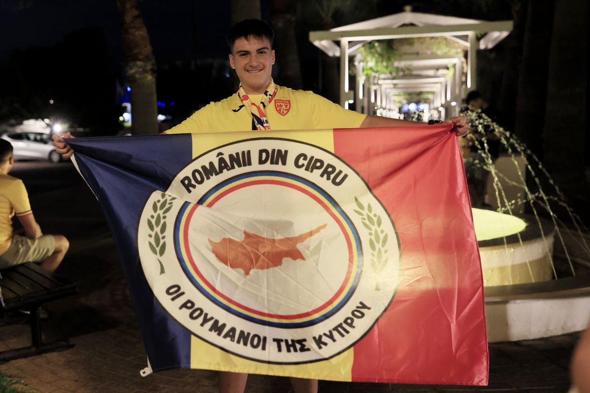 Naționala României, întâmpinată de zeci de oameni la hotel în Cipru » Un preot în sutană s-a strecurat printre suporteri și a avut un mesaj: „Emoționant!”