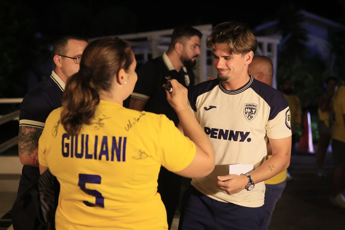 Naționala României, întâmpinată de zeci de oameni la hotel în Cipru » Un preot în sutană s-a strecurat printre suporteri și a avut un mesaj: „Emoționant!”