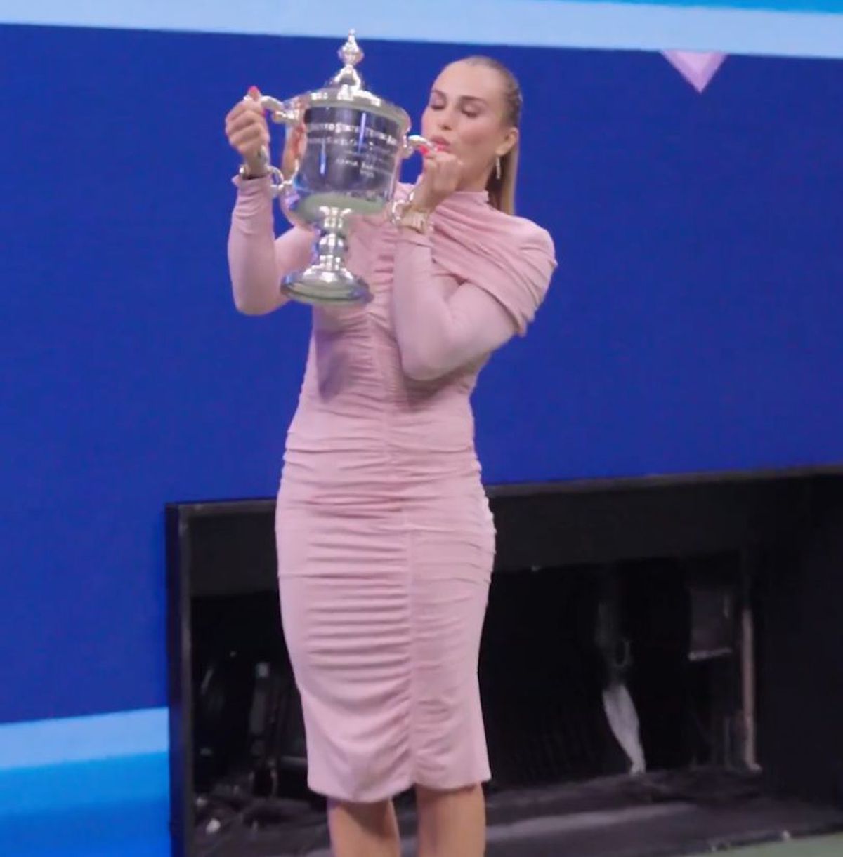 Ce s-a întâmplat în culise, după finala Sabalenka - Anisimova » Imaginile „scăpate” pe internet + rochia aleasă de campioană pentru poza oficială