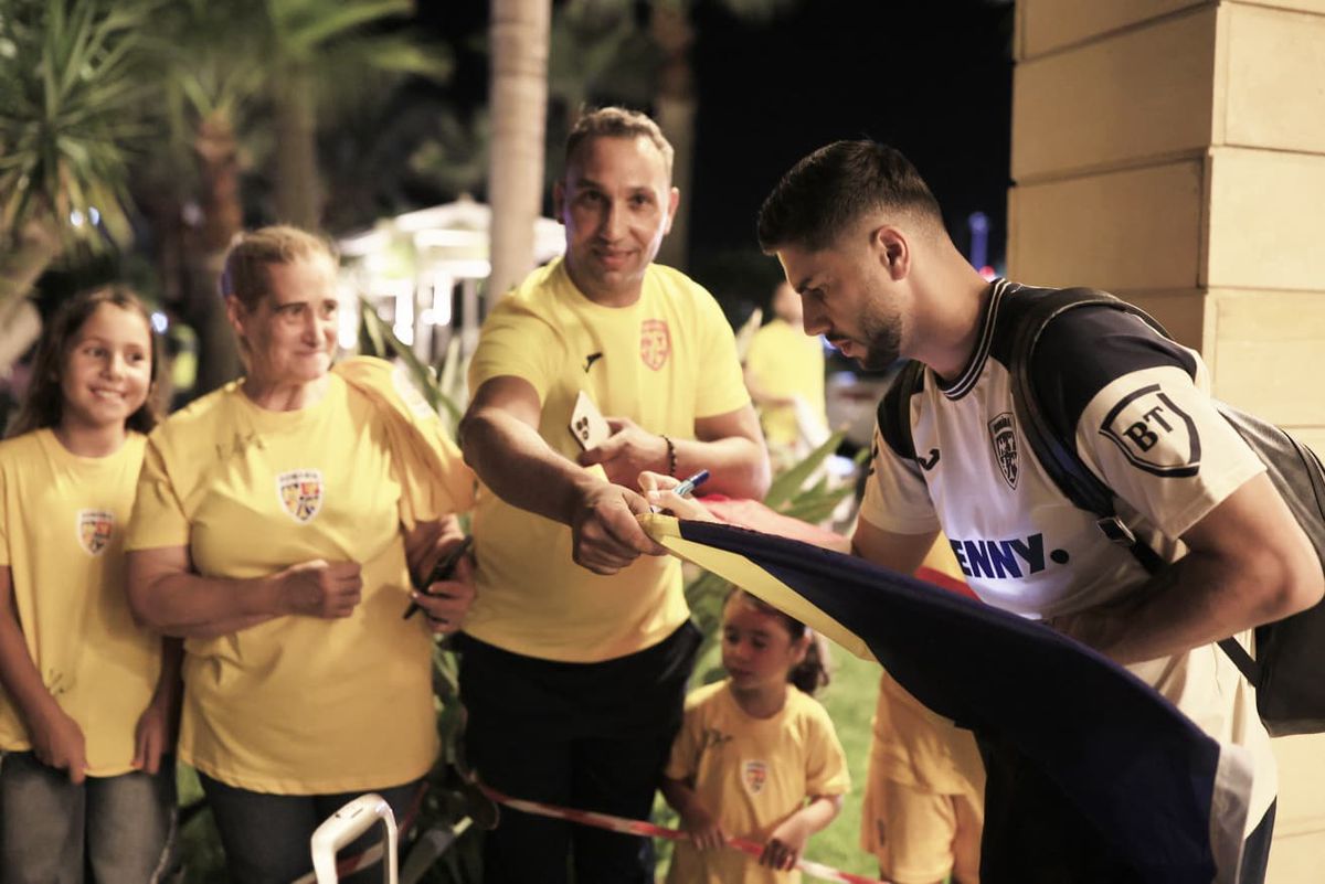 Naționala României, întâmpinată de zeci de oameni la hotel în Cipru » Un preot în sutană s-a strecurat printre suporteri și a avut un mesaj: „Emoționant!”