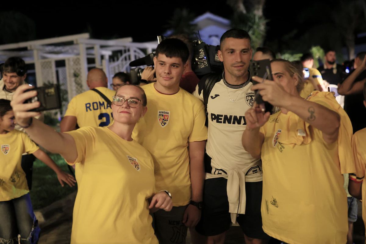 Naționala României, întâmpinată de zeci de oameni la hotel în Cipru » Un preot în sutană s-a strecurat printre suporteri și a avut un mesaj: „Emoționant!”
