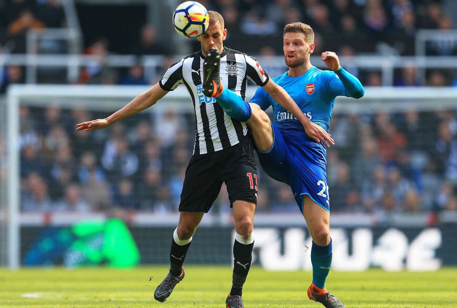 Slimani, în stânga, în echipamentul lui Newcastle. Foto: Imago Images Încă un nume tare în Superliga! A semnat în această seară cu CFR Cluj și a avut o singură cerință: „A zis doar că vrea să stea în centru, ca la ora 6 să-și bea cafeaua acolo”