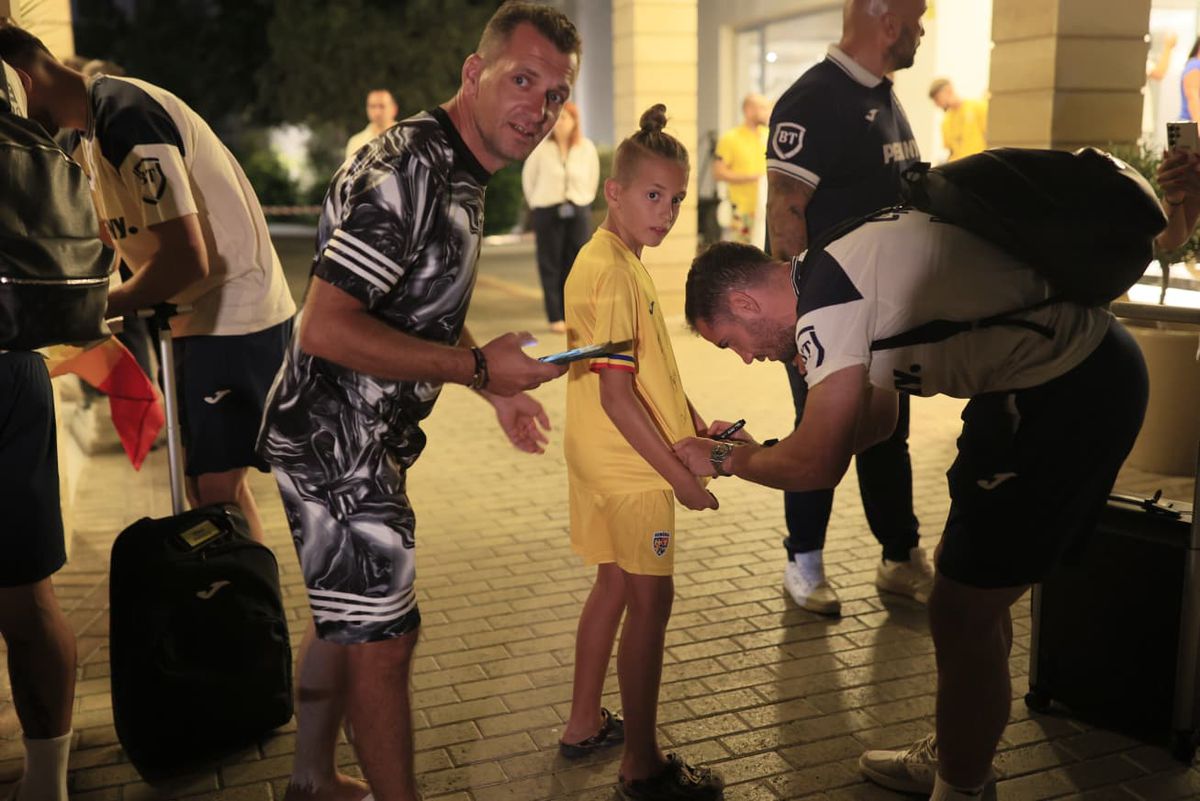 Naționala României, întâmpinată de zeci de oameni la hotel în Cipru » Un preot în sutană s-a strecurat printre suporteri și a avut un mesaj: „Emoționant!”
