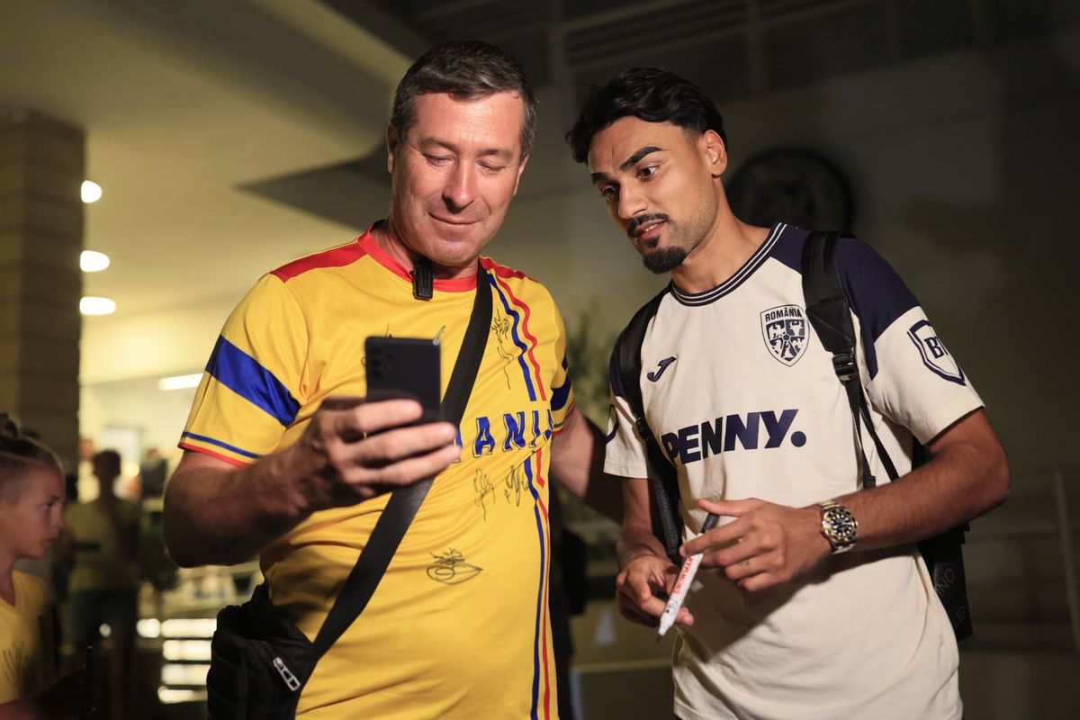 Naționala României, întâmpinată de zeci de oameni la hotel în Cipru » Un preot în sutană s-a strecurat printre suporteri și a avut un mesaj: „Emoționant!”