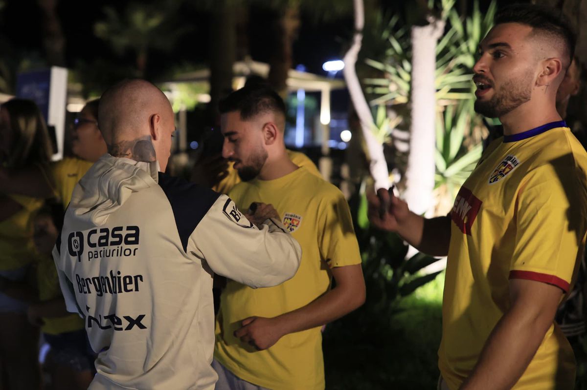 Naționala României, întâmpinată de zeci de oameni la hotel în Cipru » Un preot în sutană s-a strecurat printre suporteri și a avut un mesaj: „Emoționant!”