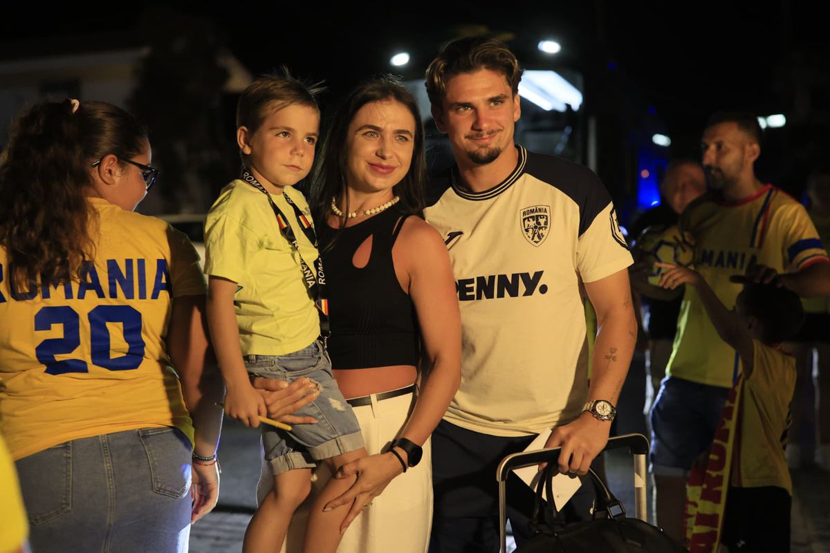 Naționala României, întâmpinată de zeci de oameni la hotel în Cipru » Un preot în sutană s-a strecurat printre suporteri și a avut un mesaj: „Emoționant!”