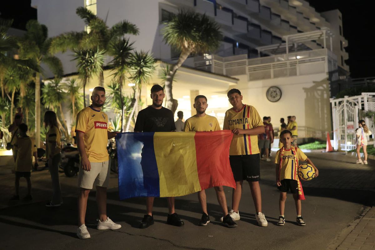 Naționala României, întâmpinată de zeci de oameni la hotel în Cipru » Un preot în sutană s-a strecurat printre suporteri și a avut un mesaj: „Emoționant!”
